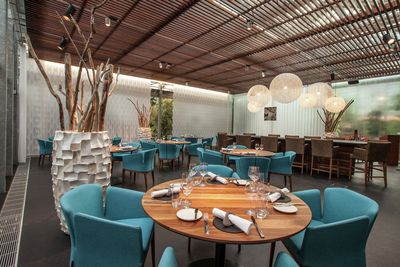 Vertical Blind Systems, SG 2950, Multi Visio, Room shot "Oona the Restaurant", Frutigen, Switzerland, Vertical Waves